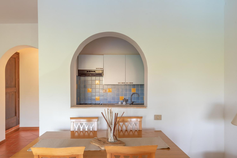 5, Charming Small Villa 4VIN Bella villetta Sleeps 4 with pool, Sassari