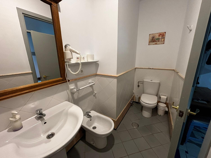 Bathroom 3, Hotel Entreolivos, Sevilla