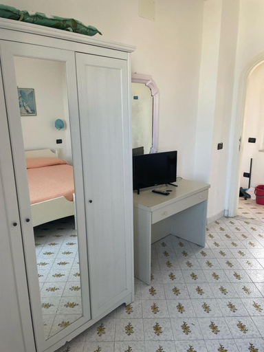 Others 4, Casa La Perla, Napoli