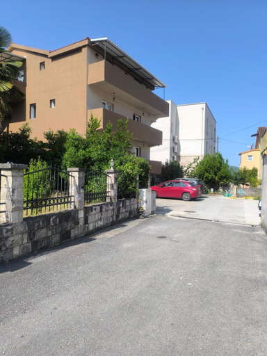 Others 4, Petrovic apartmani