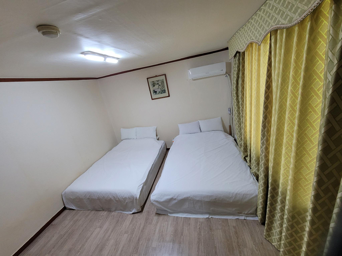 Bedroom 2, The Red House, Sokcho