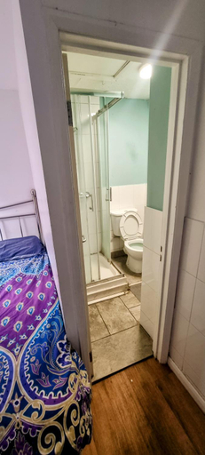 Bathroom, First and Last Youth Hostel, Kent