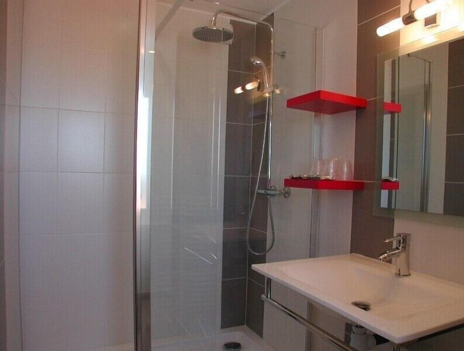 Bathroom 3, Hotel Savary, Charente-Maritime