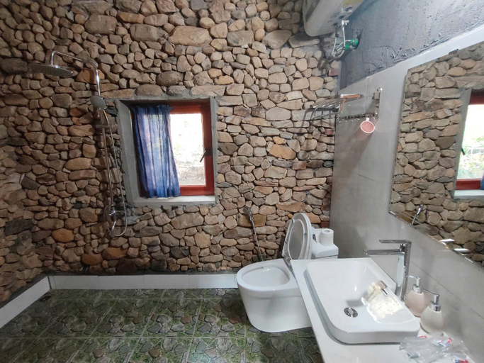 Bathroom 3, Homestay Khám Phá Y Tý, Bát Xát