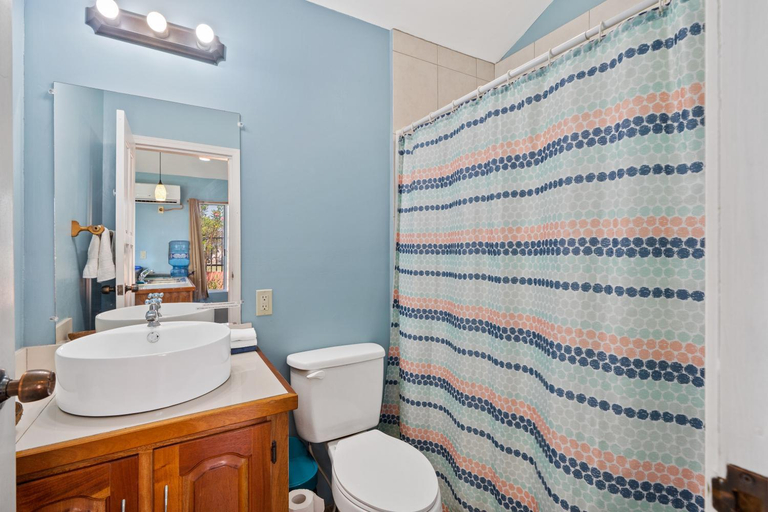 Bathroom 3, Tilt-Ta-Dock Resort Belize