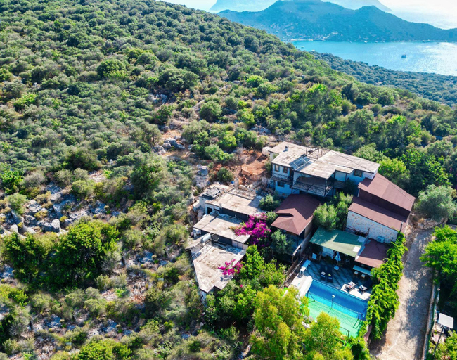 Exterior & Views