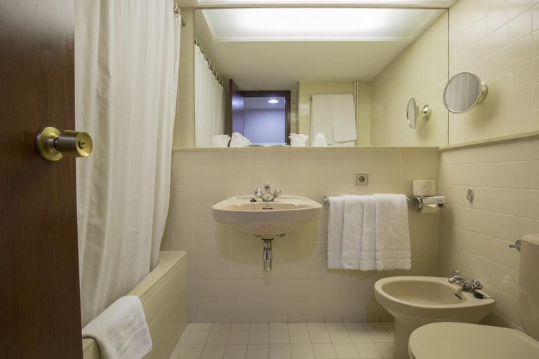 Bathroom 4, Hotel Comtes d'Urgell