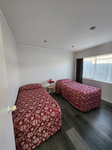 Bedroom 2, Gardena Court Motel, Hamilton