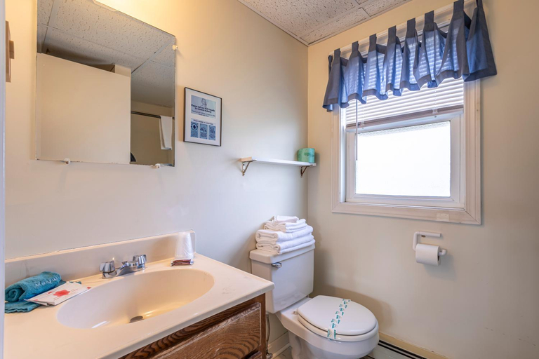 Bathroom 3, Inn Between the Beaches & Villager, York