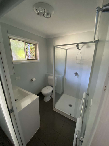 Bathroom 3, Agnes palms motel, Miriam Vale