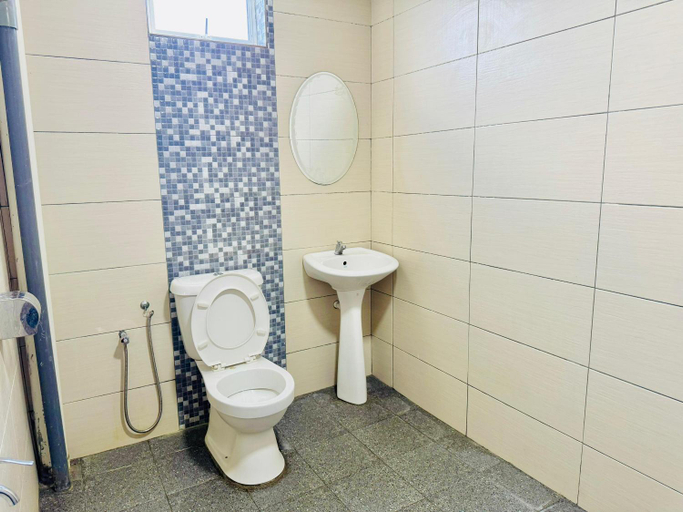 Bathroom, Capital O 90490 Zaques Hotel, Kuala Muda