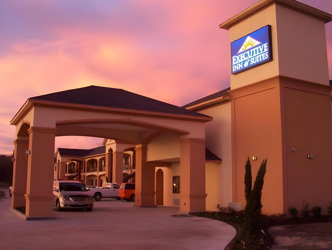 Exterior & Views 2, Executive Inn and Suites, Shelby