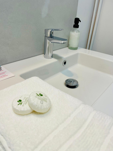 Bathroom 3, Belle Fontaine, Cher