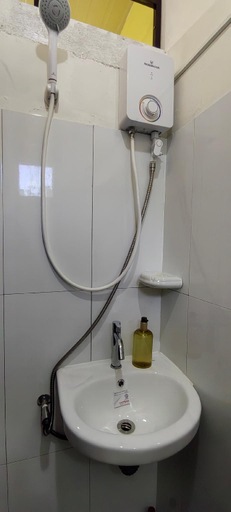 Bathroom 2, Kikay's Bed and Breakfast, Tagaytay City