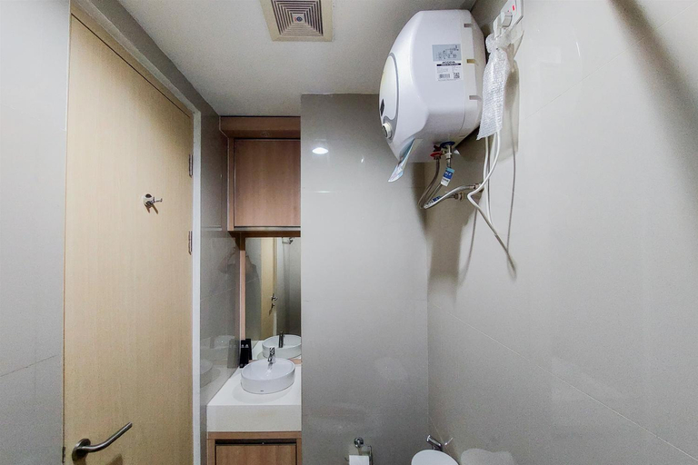 Bathroom 2, Nice Elegant Studio Tree Park City BSD By Travelio, Tangerang Selatan