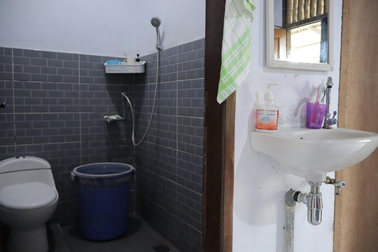 Bathroom 5, Chrisma Bed and Breakfast, Tomohon