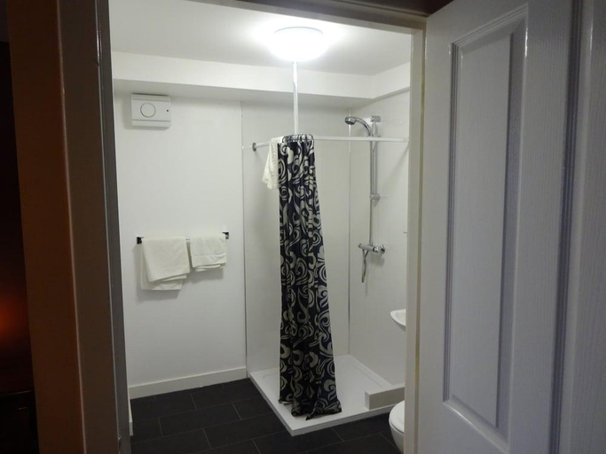 Bathroom, St. Cyrus Village Inn, Aberdeenshire