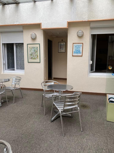 Others, Hotel du Commerce, Yonne