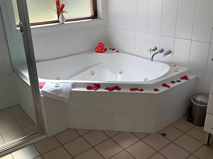 Bathroom 4, Nightingale Wines Luxury Villas, Singleton