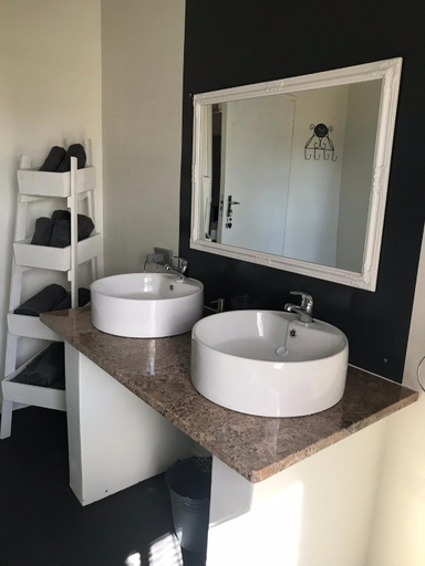 Bathroom 3, Village Studio Guesthouse, Thabo Mofutsanyane