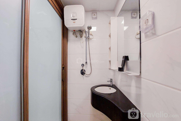 Bathroom 2, Comfortable Studio Sky House BSD By Travelio, South Tangerang