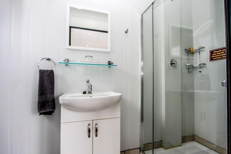 Bathroom 3, SleepOver Moria, Capricorn