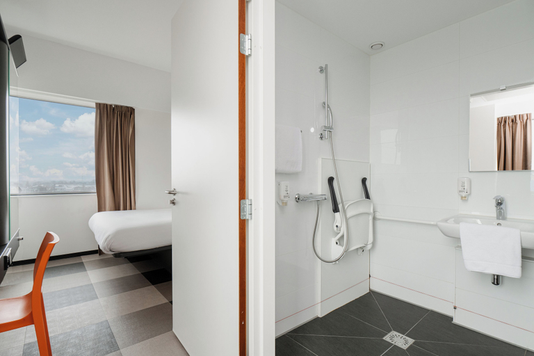 Bathroom 5, easyHotel Amsterdam Zaandam, Zaanstad