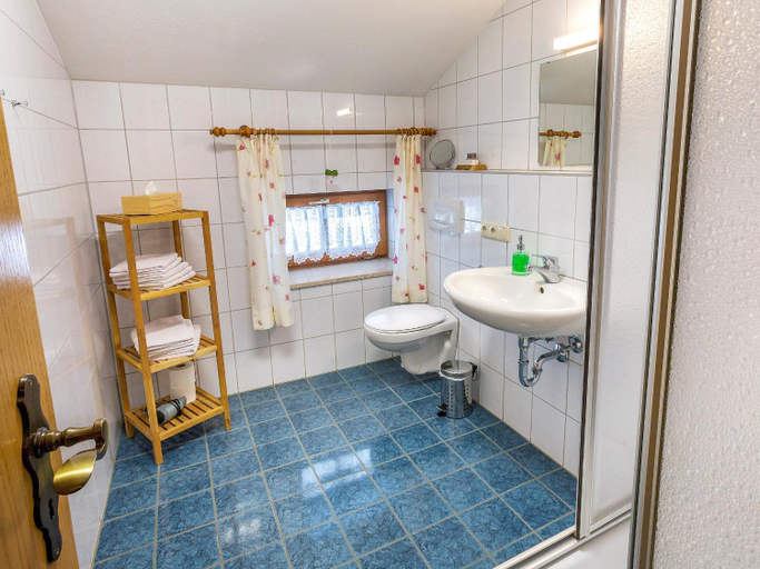 Bathroom 3, Schusterhof Urlaub auf dem Bauernhof, Rosenheim