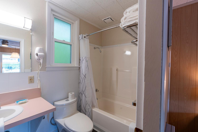 Bathroom 3, Mount Coolidge Motel, Grafton