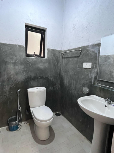 Bathroom 2, Unawatuna White Villa, Habaraduwa