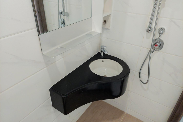 Bathroom 3, Elegant Homey Studio at Sky House BSD By Travelio, Tangerang