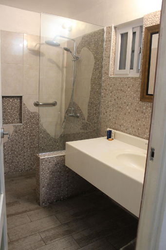 Bathroom 3, Altamont Court Hotel