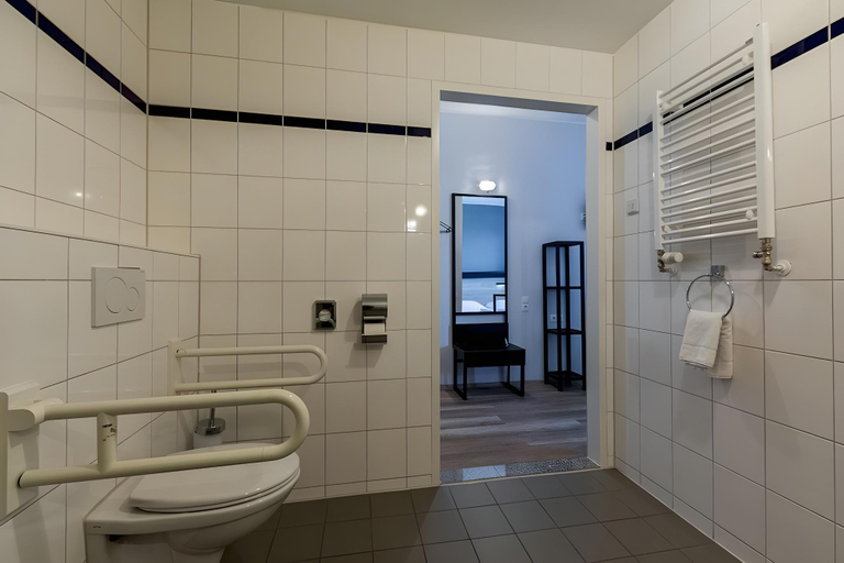 Bathroom 5, a&o Munich Laim, München
