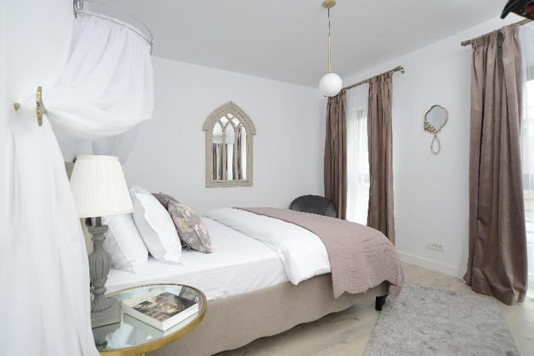 Bedroom 3, The Clock, Voluntari