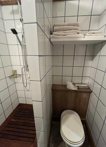 Bathroom 3, DIMANCHEVILLE, Loiret