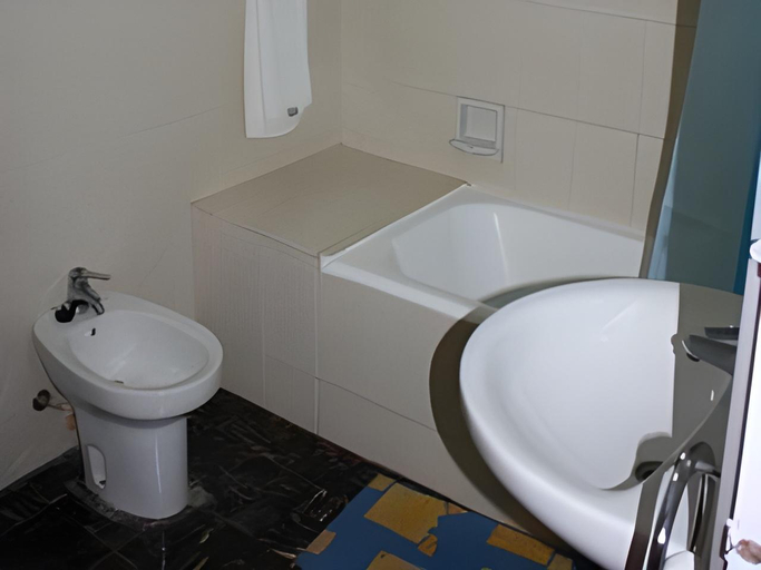 Bathroom 3, Hostal Julieta, Girona