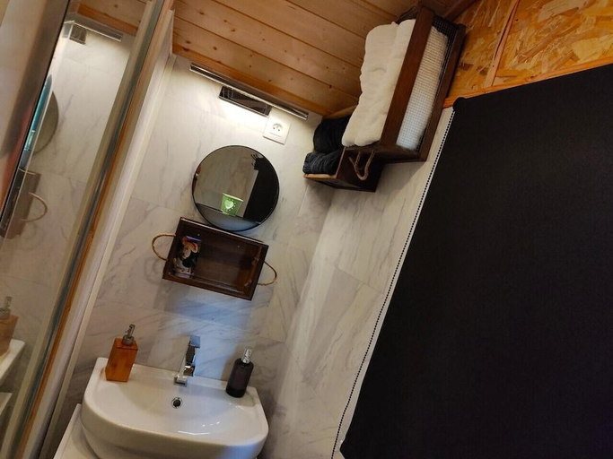 Bathroom 5, Christine Scuflaire, Allier