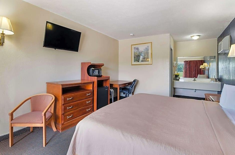 Bedroom 2, Rodeway Inn Church Hill - Tri Cities Area, Hawkins