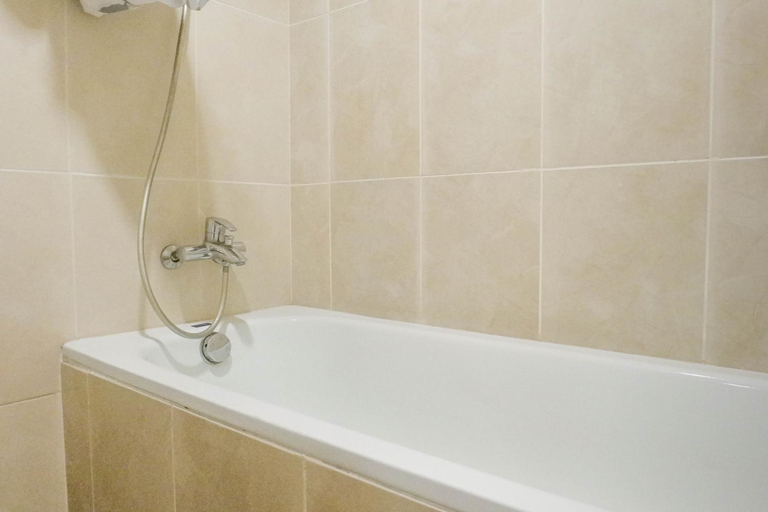 Bathroom 3, Luxury 2BR Trillium Residence Surabaya By Travelio, Surabaya
