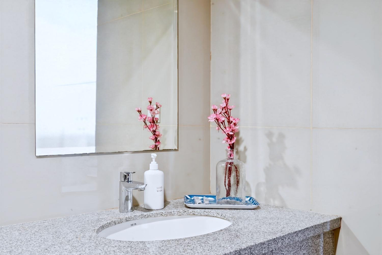 Bathroom 5, 2Br Lucky Tower Residence Jakarta Old Town Top Floor Condo, Jakarta Barat