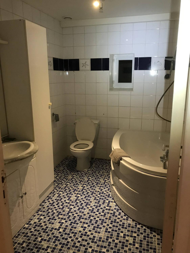 Bathroom 3, Le Tâcheron, Saône-et-Loire