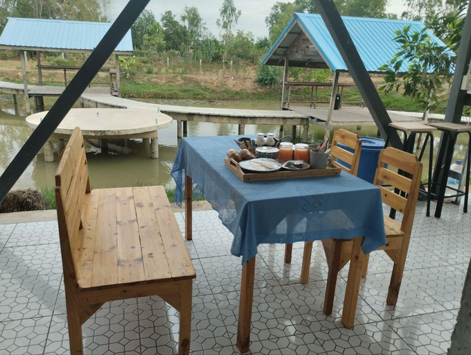 Restaurant 4, The Village, Prakhon Chai
