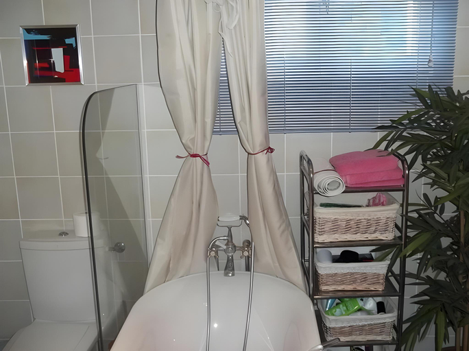 Bathroom 2, Le Balcon des Jasses, Lot