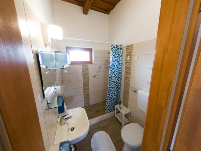 Bathroom 2, Kun Pista Vendeghaz II, Bicske