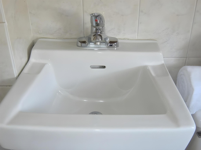Bathroom 2, Central Motel Courtyard, Westchester