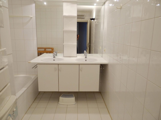 Bathroom 3, Apartment in Nieuwpoort by the Beach, West-Vlaanderen