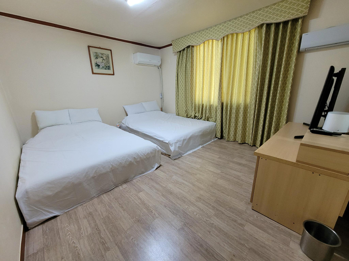 Bedroom 4, The Red House, Sokcho