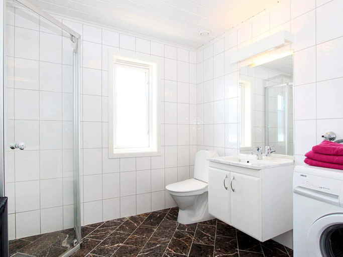 Bathroom 4, Holiday Home in Farstad, Fræna