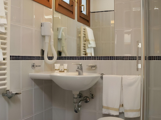 Bathroom 5, Hotel Giudecca Venezia, Venezia