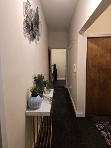 3, Charming Wolverhampton Apartment with Private Entrance, Wolverhampton